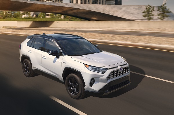 日本発売は2019年初頭が予定されているRAV4。全長4595mm×全幅1855mm×全高1700mmというサイズはハリアーより130mm短く、20mmワイド