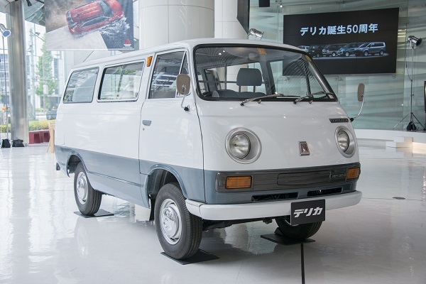 初代デリカ。小型トラックからスタートし、乗用車としては1969年登場の9人乗り「デリカ コーチ」より歴史が始まる