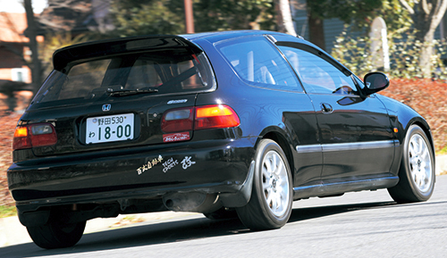 180ps/19.0㎏mを誇る初代インテRの1.8ℓVTECにスワップされた〝改造車〟のEG型シビックSiRⅡ。「おもしろレンタカー野田本店」でしか味わえないのだ