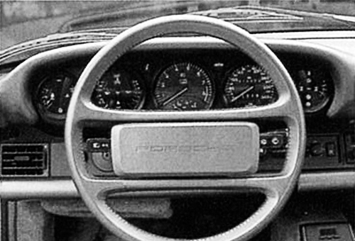 ポルシェ伝統の5連メーターを採用。911と同じ印象だがスピードメーターは350km/hまで刻まれている