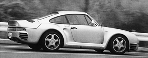 ポルシェ911と似たフォルムだが共用するパネルはなく完全オリジナル。Cd値も911の0.39に対して0.31となる。アルミ合金製のフロントフードやドア、ポリウレタン製のバンパー、マグネシウム製ホイールなどで軽量化を達成し、車重は1450kgに抑えられた