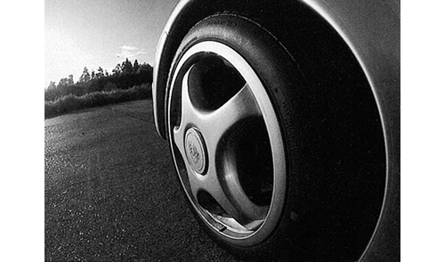 装着されるタイヤはブリヂストンのRE71。’86年ポルシェとフェラーリの認証を獲得し、純正採用された伝説のタイヤだ