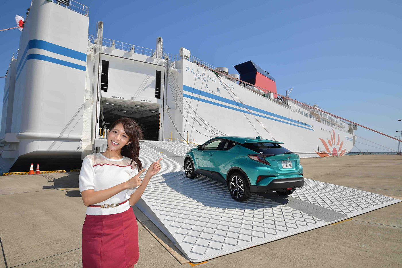 自分で運転してフェリーに愛車を積み込む。もうこの時点で気分は最高。最大積載数は乗用車146台、大型トラック154台、ハイシーズンは満車になる。早めの予約が吉