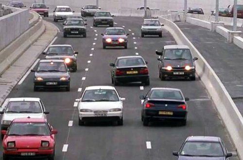 これは海外の高速道路だが、奥へ向かう2台が逆走車。ETCゲートや尖ったツメなど国沢氏から対策案が