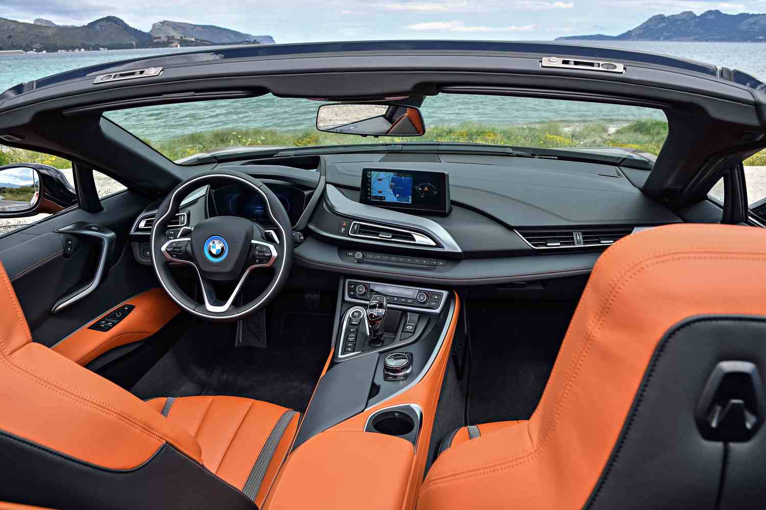 内装はスポーツカーというよりは高級車。ここらへん、BMWは「わかっている」という感じ