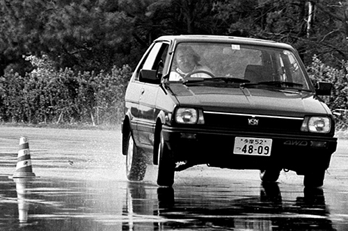 スリッピーな路面でハンドリングを試す徳さん。ある程度のスピードであれば、安全、安心面での効果は大きいことを確認し、独特なフィーリングと評した。またオフロードや雪道の安定性はリッターモデルのなかで群を抜くもの。雪国でのスバルの評価を確固たるものにした