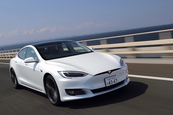 “運転支援技術”オートパイロットを搭載するテスラ モデルS。