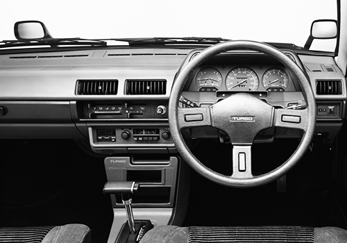 インテリアは赤いTURBOの文字が3本スポークステアリングやコンソールに刻まれ、スポーティなムードを作っていた