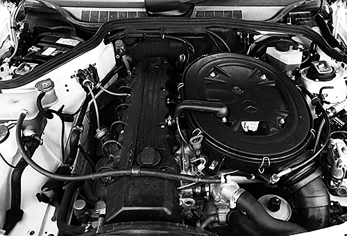オールアルミ製の直6、2.6ℓエンジン。3ℓよりも軽くエンジンの回りも軽快だった。最高出力165馬力(190Eは115馬力)最大トルクは23.0㎏m(同16.8㎏m)だ