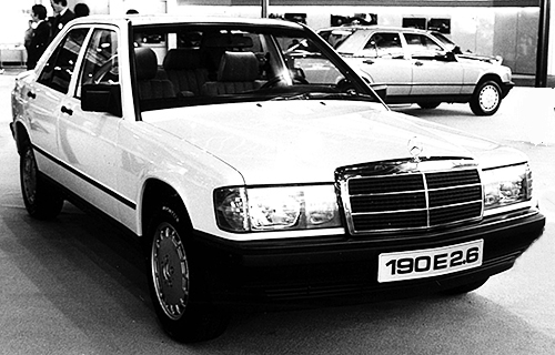 エンジンが2.6Lになるため3ナンバーとなるが、全幅は1680mmのままと取り回しやすい