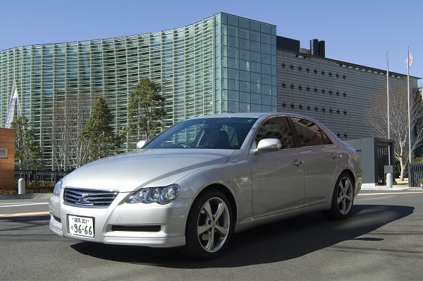 マークIIという誰もが知る車名を改め、生まれた初代マークX。大胆なモデルチェンジは、車名変更で心機一転を期す姿勢の表われだった