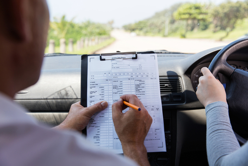 運転免許試験場の審査はキビシイ。しかし基本に忠実に、が求められるだけで応用技術は不要というのも覚えておきたい