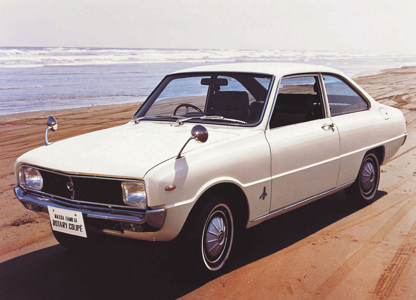 1968年11月、マツダとしては(コスモスポーツに次いで)2台目のロータリーエンジン搭載車となったファミリア。「ロータリークーペ」というグレード名(?)だった