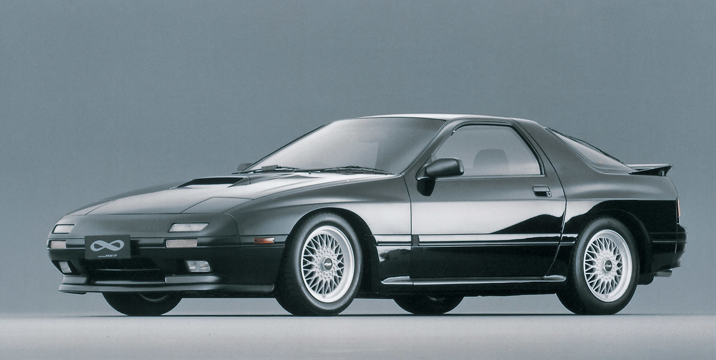 2代目RX-7(FC3S)に登場した「∞(アンフィニ)」。これで「∞」の読み方を覚えた方も多いのではないか