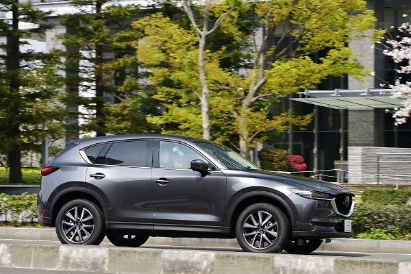 マツダ CX-5/全長×全幅×全高:4545×1840×1690mm、価格帯:249万4800-352万6200円。全長はハリアーが4725mmと長いが幅と高さはほぼ同等。価格帯もバッティングする