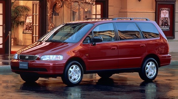 初代オデッセイ(1994年)。クリエイティブムーバーの第一弾として大ヒットを記録。乗用車ベースの上背を抑えたミニバンは当時画期的だった