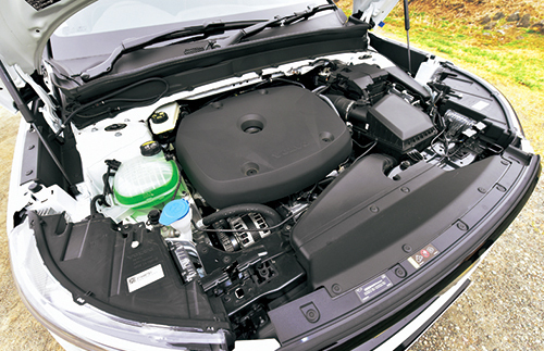 全モデル2ℓ、直4ターボで、T5は252ps/35.7㎏m、T4は190ps/30.6㎏m