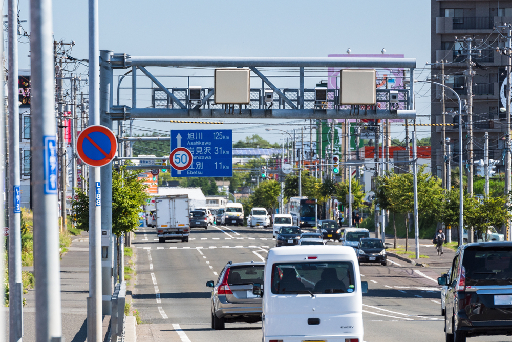 設置型オービスは主に高速道路上や幹線道路に設置される。速度違反車を自動で撮影し、後日警察署へ呼び出す(写真:tkyszk / Shutterstock.com)