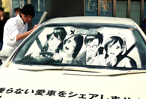 フロントに描かれた4人。左は担当の長谷川さん。「5日ほどで描きました。その前に下絵もありますけど」。一台あたりに使った赤玉土は2~3kgという