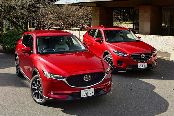 現行型(左)と先代(右)のCX-5。デザインは進化ではなく“深化”を図った印象だが、中身