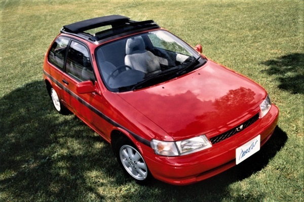 写真は1990年発売の2代目カローラII。ターセル/コルサの姉妹車ながら「カローラ」の名を与えられた