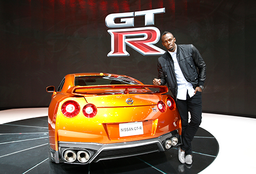 日産からウサイン・ボルトに寄贈されたゴールドのGT-R2012年モデル。チャリティーオークションにかけられ、約1900万円で落札された