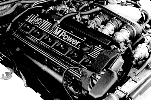 M1譲りの直6DOHC24バルブ、3.5ℓエンジン。ヘッドカバーのM Powerの文字が誇らしげだ