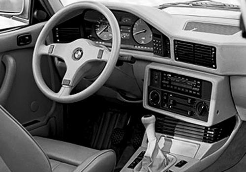 インテリアはとてもシンプルでBMWらしいが、スピードメーターは280km/hまで刻んであった