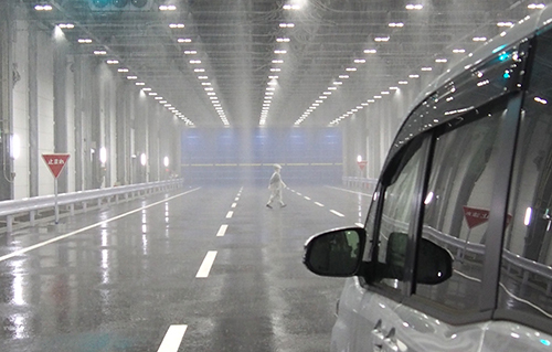 特殊な状況を再現できる実験施設のワンシーン。雨量が増えると、歩行者が肉眼で認識困難になる