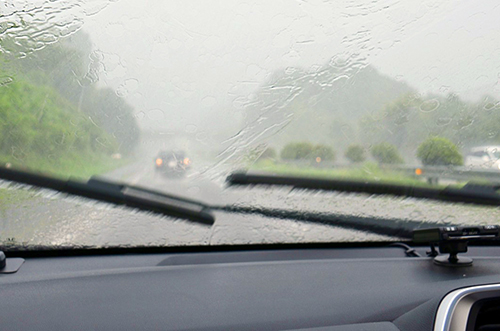雨の降りが強いとワイパーを使っていても、視界が非常に悪くなる。スピードを控えめにして車間距離も確保したい
