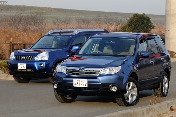 3代目(左)と2代目改良後モデルのフォレスター(右)。2代目は2002-2007年に販売、3代目は2007-2012年に販売。先に誕生したライバルのRAV4、CR-Vがともに2016年で日本販売を中止したのと対照的に、フォレスターは途絶えることなく日本での販売を継続