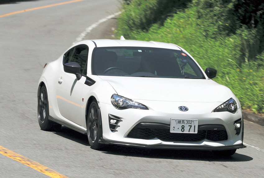 【86GR(価格496万8000円)取材メモ】 ◎ゴテゴテしていないエクステリアのまとめ方など、中心的なユーザーとなる50歳代ドライバーが乗って恥ずかしくないスタイルを作り上げている ◎ブレーキの前後バランスは絶妙で、後輪ブレーキをしっかりと使っており、下りのブレーキングでも姿勢は安定している ◎ベースモデルでも指摘しているエンジン吸気系の抵抗は大いに無駄で、見直すべきポイントだ