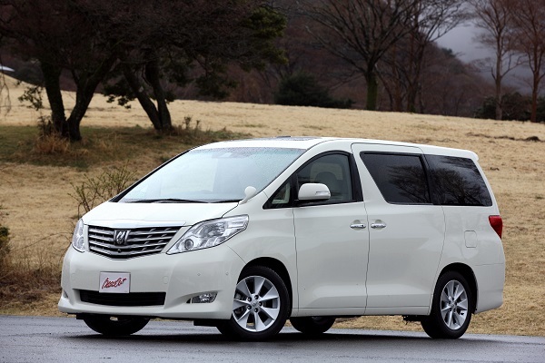 2代目アルファード。発売期間は2008~2015年で、発売当初の新車価格は300万~