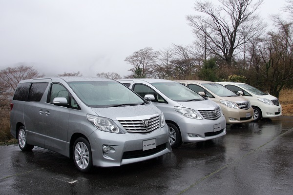 計3つのパワーユニットがあった先代アルファード。当初はガソリン車のみだったが、2011年のマイチェンでハイブリッド車が追加された