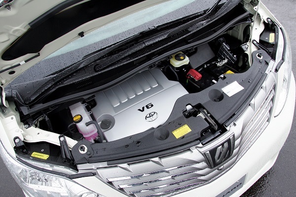 先代アルファードに搭載されたV6、3.5Lエンジンはチューンアップ版がロータス エヴォーラに搭載されるなどパワフル