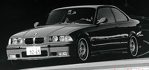 1997年に登場したE36型M3後期型にオプション設定された『SMG』はシングルクラッチ式で作動レスポンスはまだまだであった