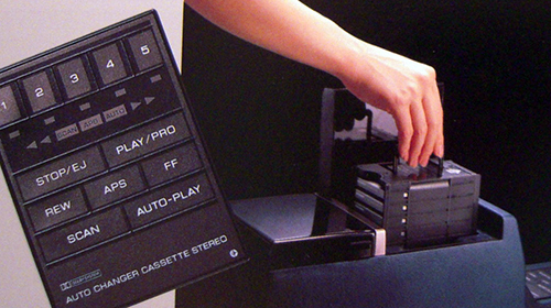 R31スカイラインのカセット5連装オートチェンジャー。1985年登場のR31型スカイラインに採用されたカセットテープ5連装自動チェンジャー。まさにカセットテープ全盛時代ならではの画期的かつチカラワザ的装備でありました。CD時代には10連装オートチェンジャーなんてものに発展していったのだ