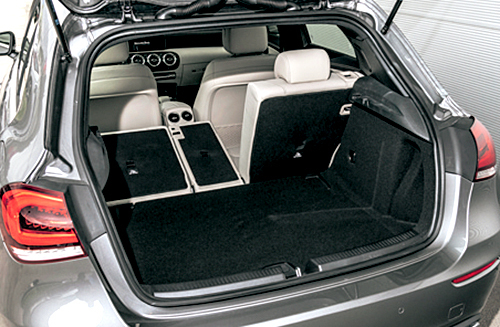 トランク容量は29ℓ拡大し370ℓに(VWゴルフは380ℓ)