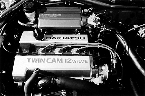「TWIN CAM12VALVE」と誇らしげにヘッドに刻印され、赤いプラグコードがポテンシャルを予感させた。ちなみに4バルブヘッドはダイハツ初だった