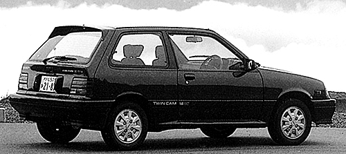 リアビューはカルタスの3ドアとあまり変わらないもの。なお5ドアもあった。タイヤサイズは165/65SR13だった