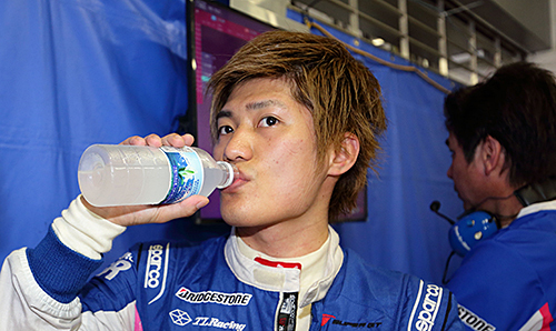 8月の富士でのレースは熱との戦いなので、水分補給など選手をはじめ大切だ