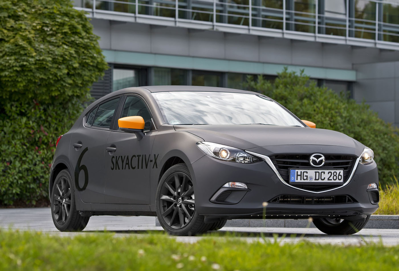 「SKYACTIV TECHNOLOGY」とはマツダの革新的な次世代技術を指す総称。2017年にはガソリンエンジンとディーゼルエンジンのいいところを併せ持つ「SKYACTIV-X」を発表。2019年に市販すると公表した。本紙予想では来年発売予定の次期アクセラに搭載される
