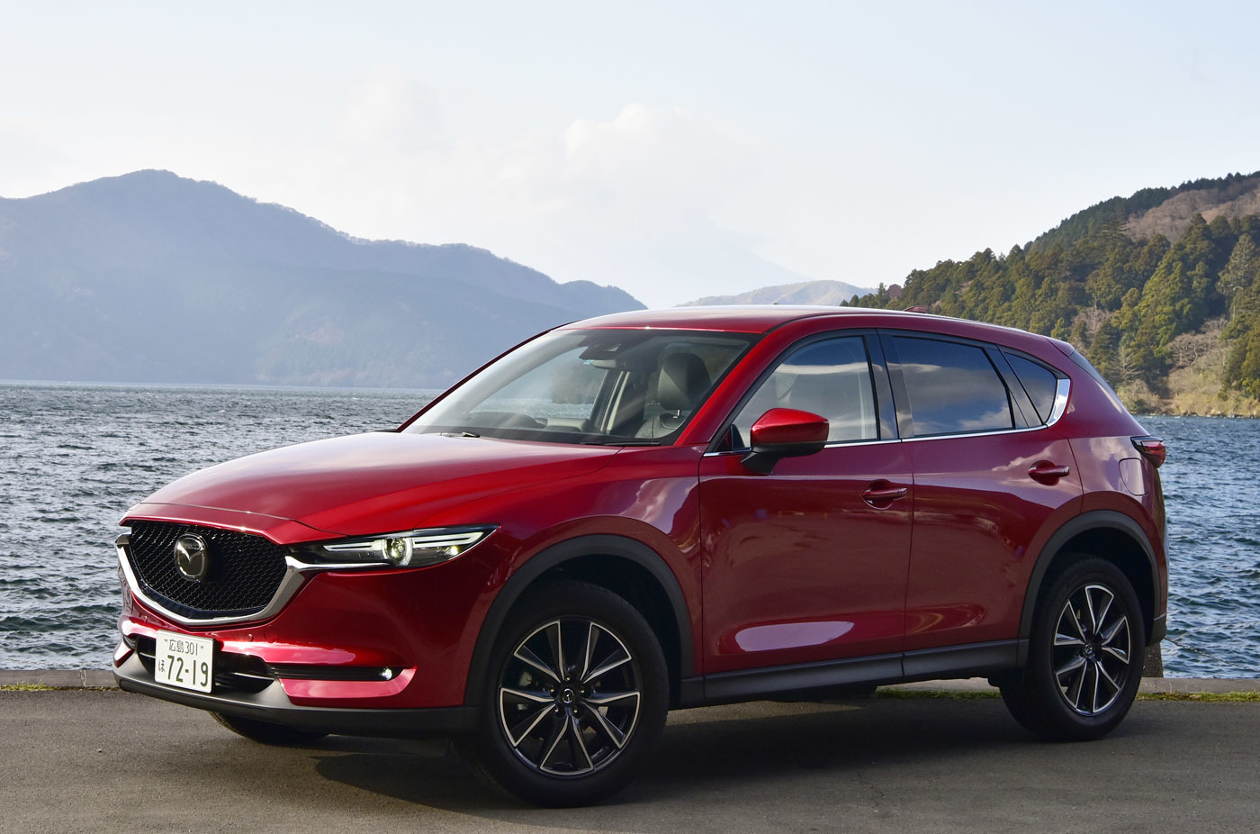 2012年〜2016年に初代、2017年1月から現行型となる2代目が発売されているCX-5。ミドルクラスSUVとして世界中でヒット中