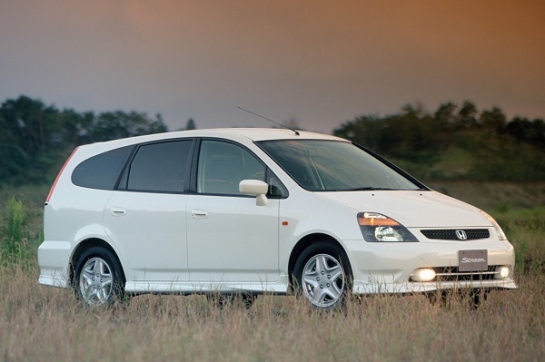 2000年に登場したストリームは2001年に車種別で3位となる約12万台を販売。トヨタのウィッシュとともにヒット車となったが、両車ともすでに生産中止となっている