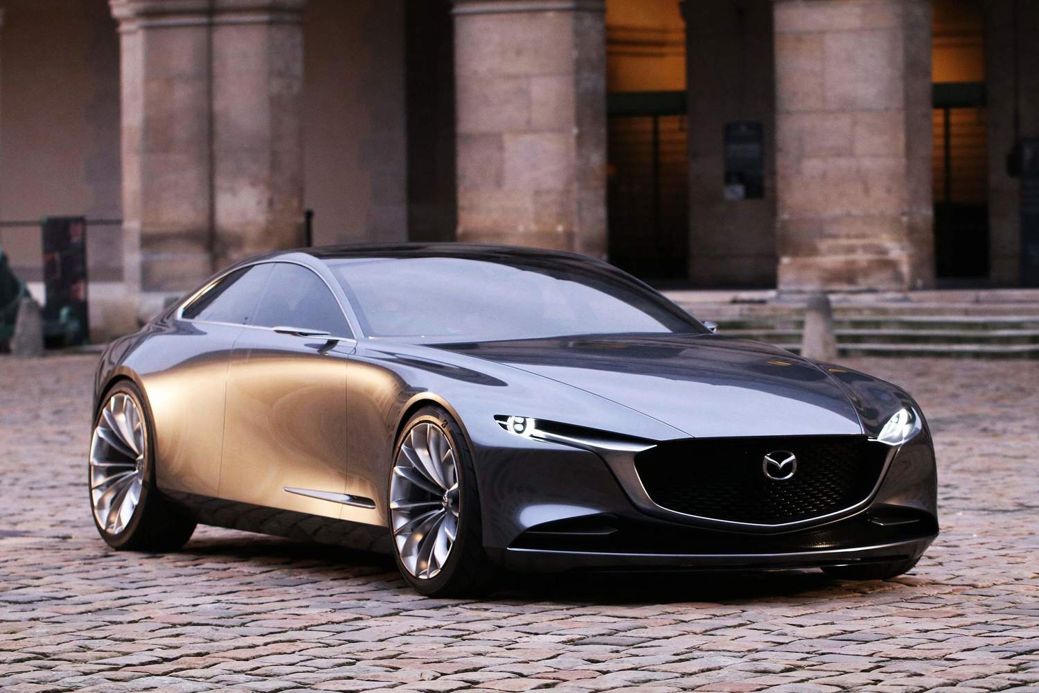 2017年の東京モーターショーに出品されたコンセプトカー「VISION COUPE」。その流麗なデザインは世界中から絶賛された。その特徴的なロングノーズデザインはFRレイアウトの証。これがデザインモチーフとなる以上、次期アテンザもFRとなる…という予想が成り立つ