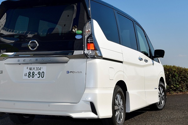ノートに続きセレナにも搭載されたe-POWER。モーターによる新しい運転感覚を筆頭に技術的には魅力ある商品であることに疑いはないが……