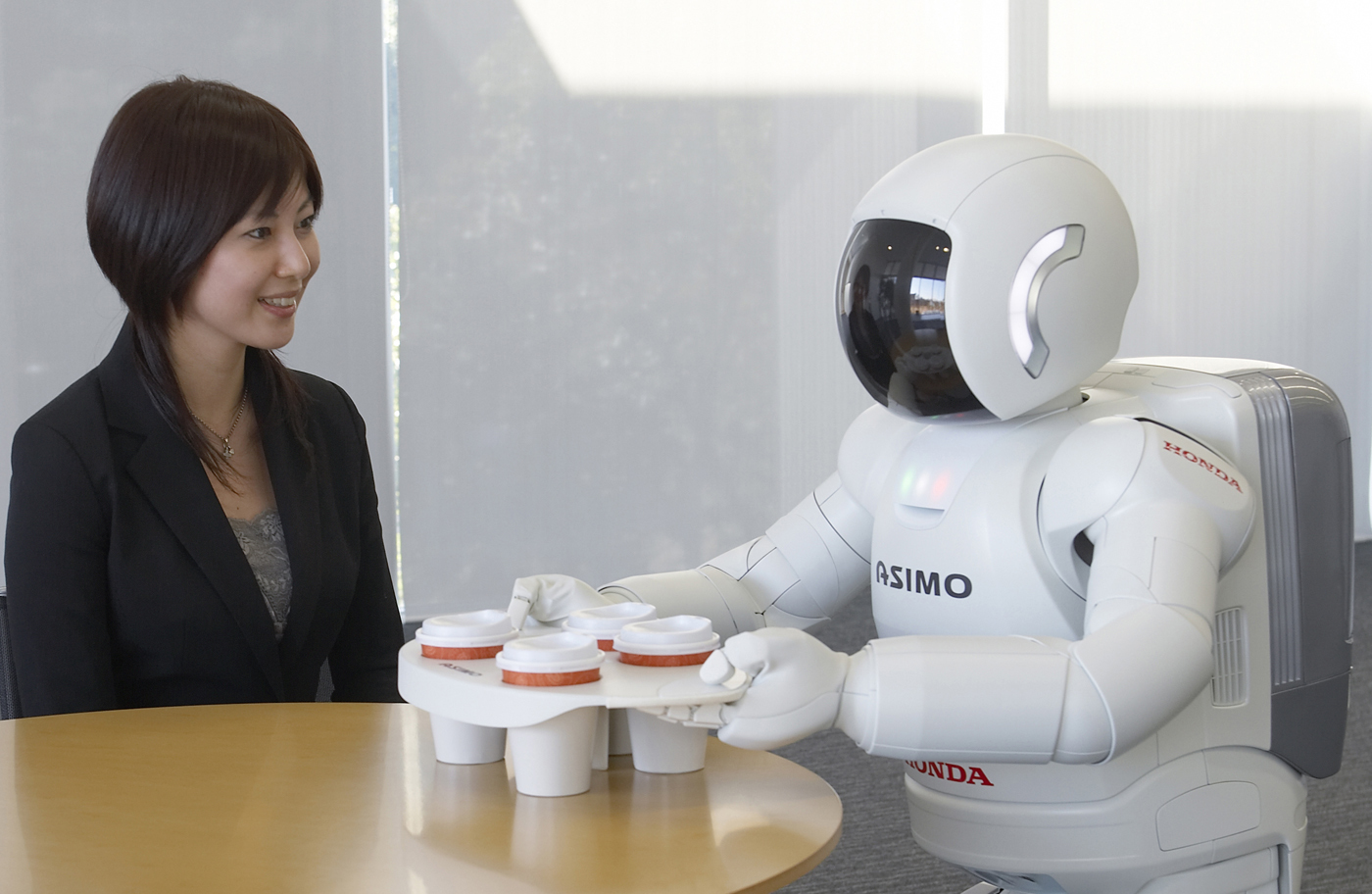 ホンダの二足歩行ロボット研究は「人との協調」を目指して開発の蓄積が続けられてきた。多くの現場で経験値が積み上げられてきているが……