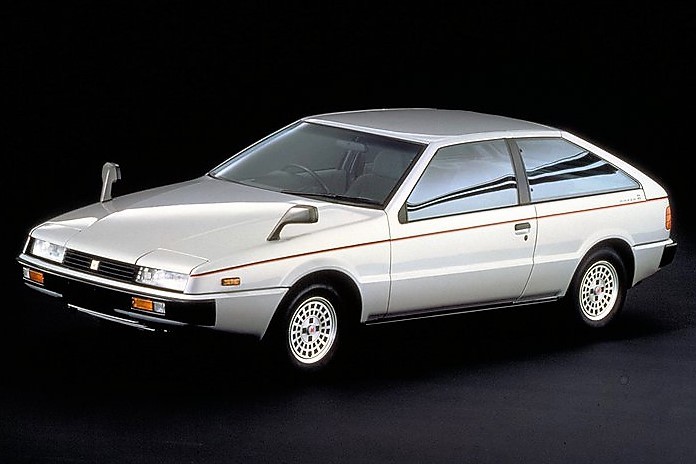 今見ても色褪せない先鋭的なデザインをまとって登場したピアッツァ。コンセプトカーの「アッソ・デ・フィオーリ」のデザインをほとんどそのまま生かした点も斬新だった