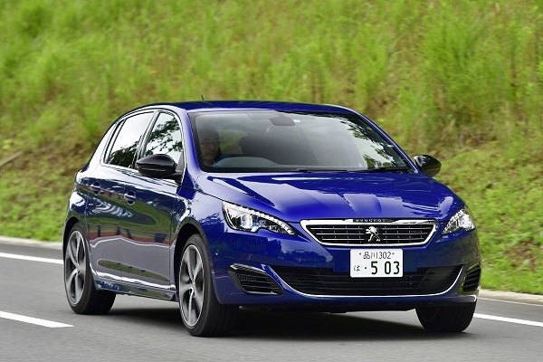 日本では2016年に追加されたプジョー308のディーゼル仕様。1.6Lディーゼルを搭載するアリュール ブルーHDiは、NAなら3L級の最大トルク30.6kgmを1750rpmという低回転から発揮する