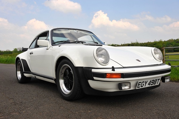 ポルシェ911の2代目として1974年に発売した930型。当時としては低扁平の55タイヤを採用。1989年まで販売が続けられた